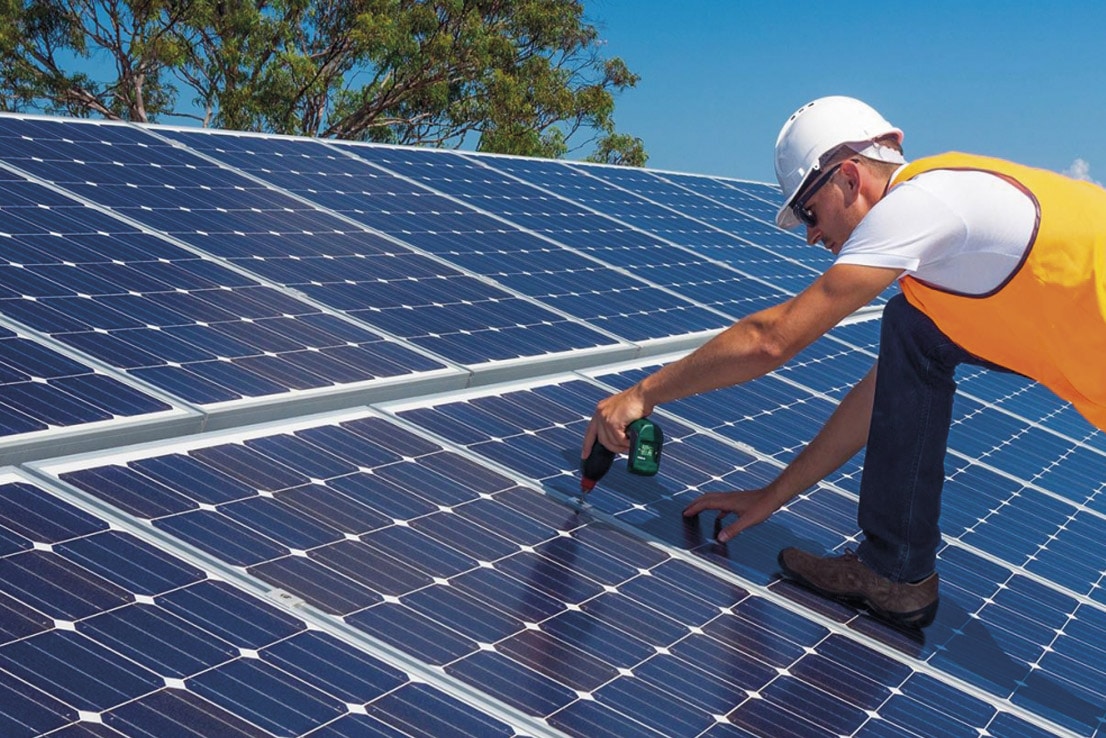 Profesionalidad instalando placas solares fotovoltaicas