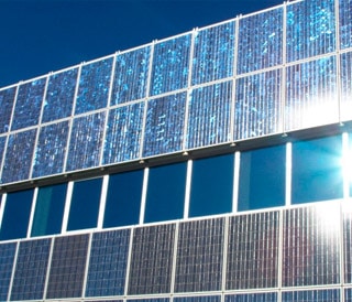Instalación de placas solares en edificios públicos