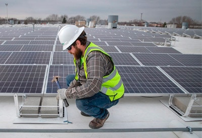 Revisión de la estructura en instalaciones de placas solares fotovoltaicas