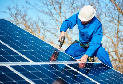 Comprobación de la cubierta en instalaciones de placas solares fotovoltaicas